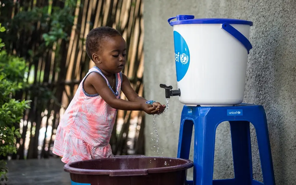 Zugang zu Trinkwasser und Hygiene in Haushalten | © UNICEF/Tremeau Demokratische Republik Kongo: Mädchen wäscht sich zuhause die Hände |