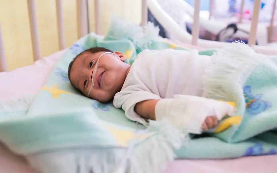 Randy aus Jalapa, Guatemala hat eine Lungenentzündung.. | © UNICEF/Willocq Guatemala: Randy aus Jalapa hat eine Lungenentzündung.