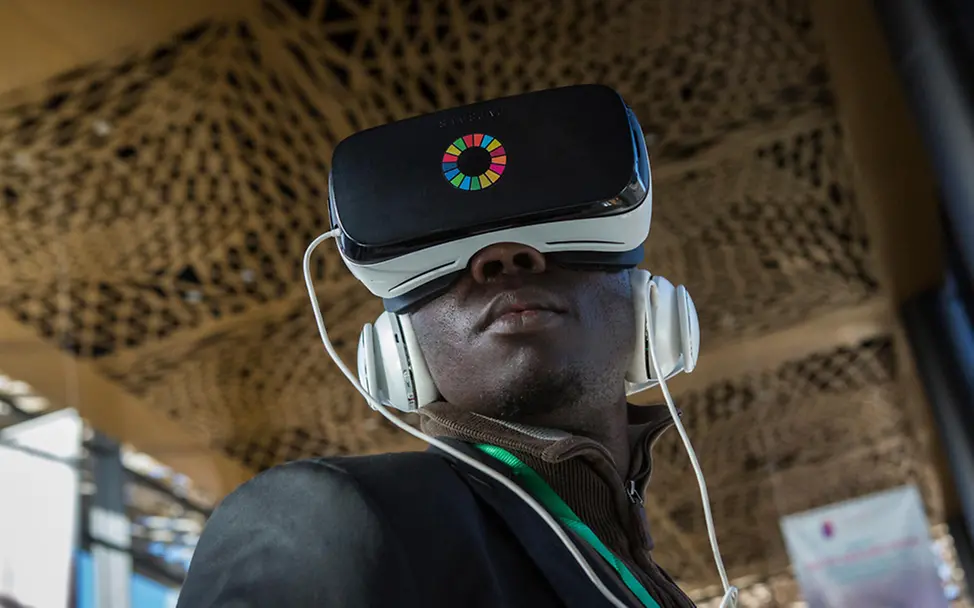 Junge trägt eine Virtual Reality-Brille. | © UNICEF/Hahn Junge trägt eine Virtual Reality-Brille.