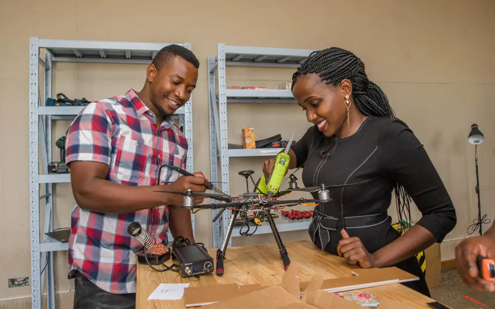 Zwei Studierende der Akademie für Drohen- und Datentechnologie. | © UNICEF/Diarassouba Zwei Studierende der Akademie für Drohen- und Datentechnologie.