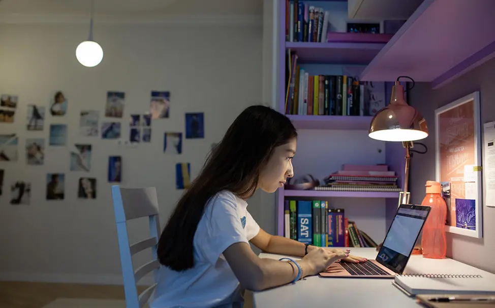 Arai aus Kasachstan lernt für die Schule während des Lockdowns. | © UNICEF/Diarassouba Kasachstan: Mädchen lernt für die Schule während Lockdown.