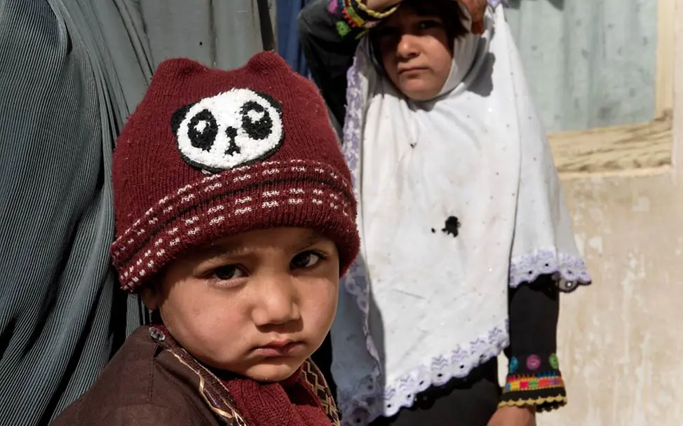 Afghanistan: Kinder brauchen warme Kleidung, um durch den Winter zu kommen. | © UNICEF/Romenzi Bargeldhilfe (cash transfer) in Afghanistan: Bedürftige Haushalte setzen das Bargeld für Heizmaterial und Winterkleidung ein.