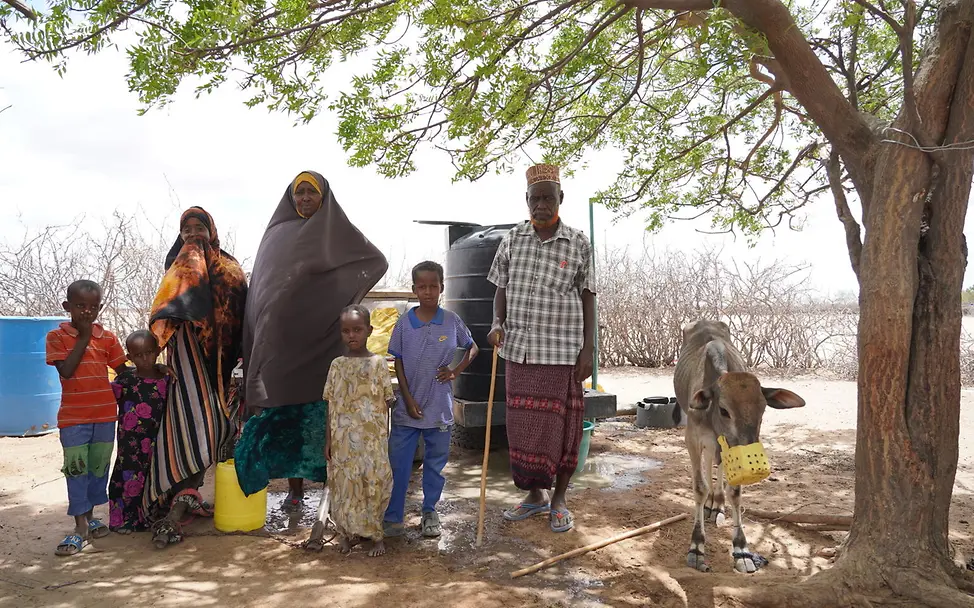Ahmed Abdi mit seiner Frau und fünf seiner sieben Kinder in einem Dorf im nordöstlichen Kenia. | © UNICEF/Hedemann Ahmed Abdi mit seiner Frau und fünf seiner sieben Kinder in einem Dorf im nordöstlichen Kenia.