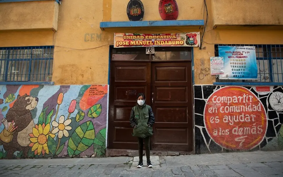 Valentinne steht vor ihrer alten Schule. | © UNICEF/Czajkowskito Valentinne steht vor ihrer alten Schule.