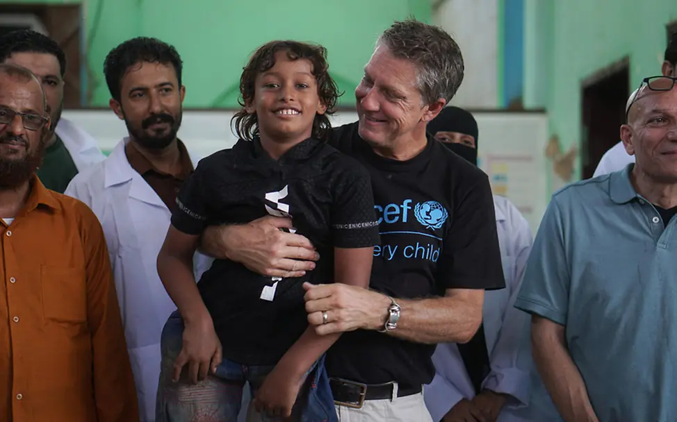 Jemen Klinik für Prothesen: Emad lacht mit UNICEF-Mitarbeiter James Elder | © UNICEF/Noman Jemen Klinik für Prothesen: Emad lacht mit UNICEF-Mitarbeiter James Elder
