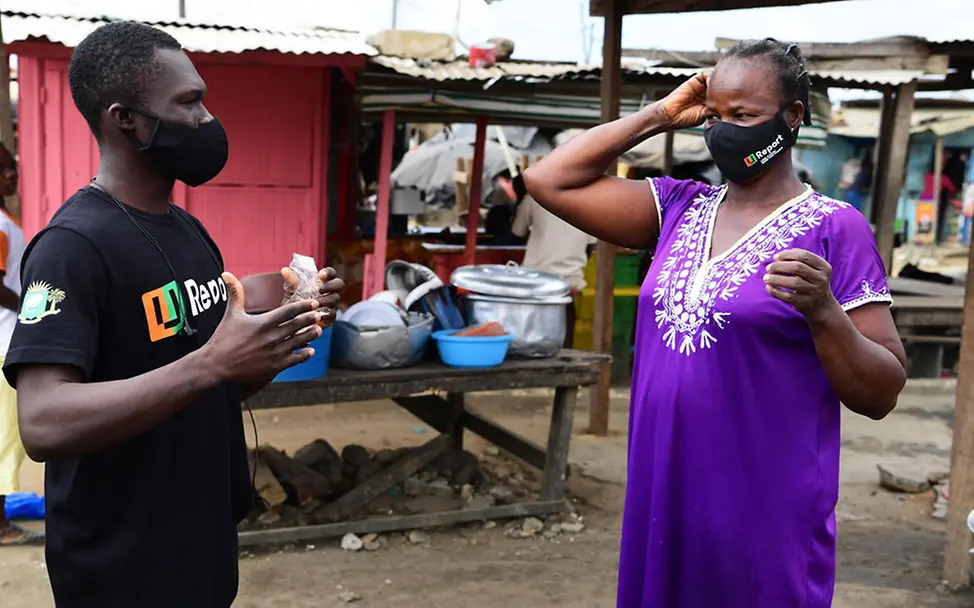 Corona in Afrika: In der Elfenbeinküste klärt ein von UNICEF ausgebildeter U-Reporter über Covid-19 auf | © UNICEF/UNI353843/Dejongh Corona in Afrika: In der Elfenbeinküste klärt ein von UNICEF ausgebildeter U-Reporter über Covid-19 auf