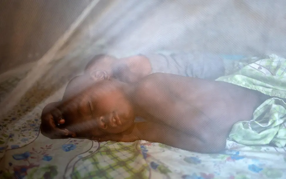 Corona in Afrika: Kinder im Kongo schlafen unter einem Moskitonetz | © UNICEF/Dubourthoumieu Corona in Afrika: Kinder im Kongo schlafen unter einem Moskitonetz