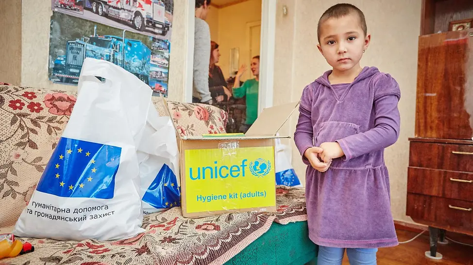 Ein Neuanfang nach der Flucht. | © UNICEF/Zmey Die 4-jährige Sophia steht in Wohnzimmer ihres neuen Zuhauses.