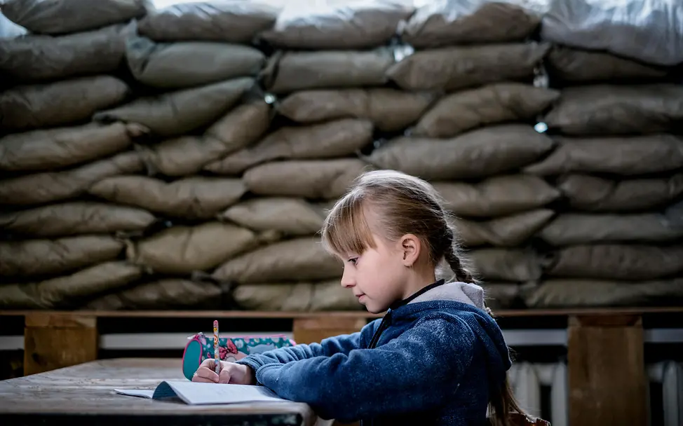 Lernen im Krieg. | © UNICEF/Gilbertson VII Photo Ukraine-Krieg Verlauf: Lera lernt in einem Klassenraum, der mit Sandsäcken geschützt ist.