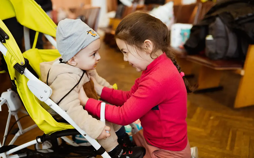 Nothilfe Ukraine: Zwei Kinder spielen in einer Anlaufstelle für Flüchtlinge | © UNICEF/Golinchenko Menschen aus der Ukraine helfen: Zwei Kinder spielen in einer Anlaufstelle für binnenvertriebene Flüchtlinge