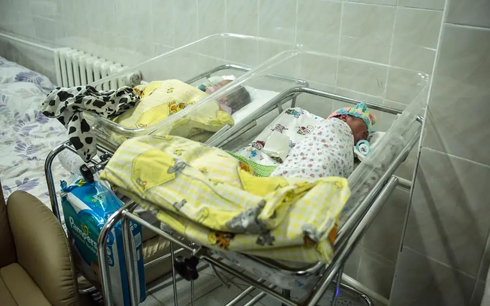 Kiew: Zwei Babys liegen schlafend in ihren Krankenhausbetten. | © UNICEF/Ratushniak Ukraine Gesundheitsversorgung: Zwei Neugeborene schlafen in ihren Krankenhausbetten im Keller einer Klinik.