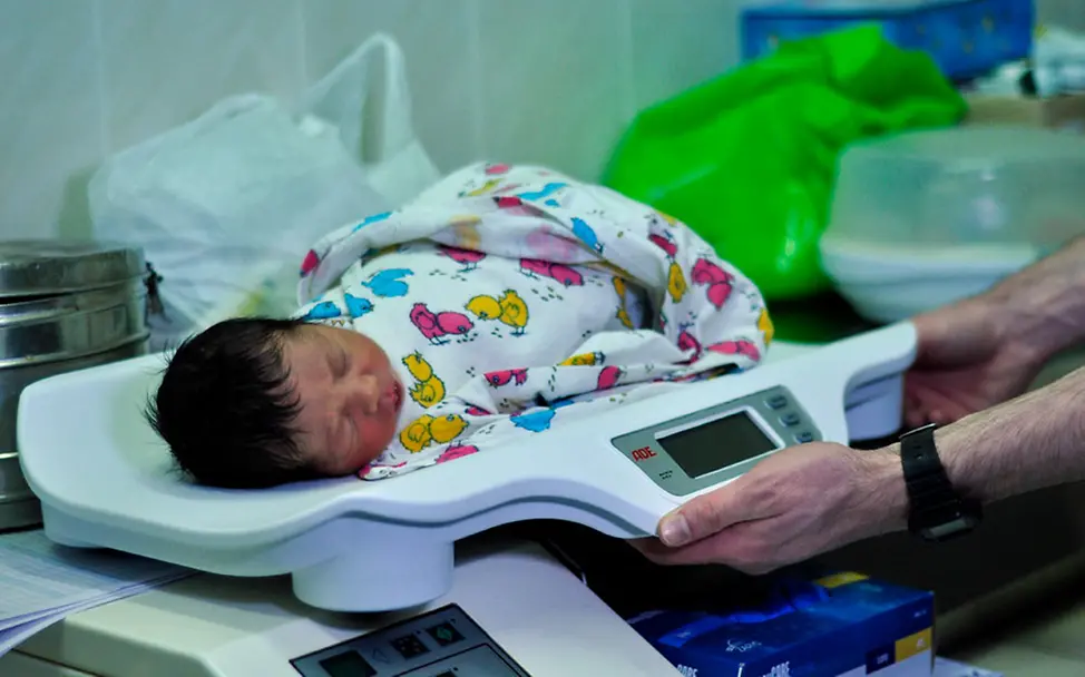 UNICEF liefert Waagen, Hygieneausstattung, Nahrungsmittel und andere Hilfsgüter in die Ukraine. | © UNICEF/Boyko Hilfsgüter für die Ukraine: Ein Baby wird auf einer von UNICEF bereitgestellten Waage gewogen.