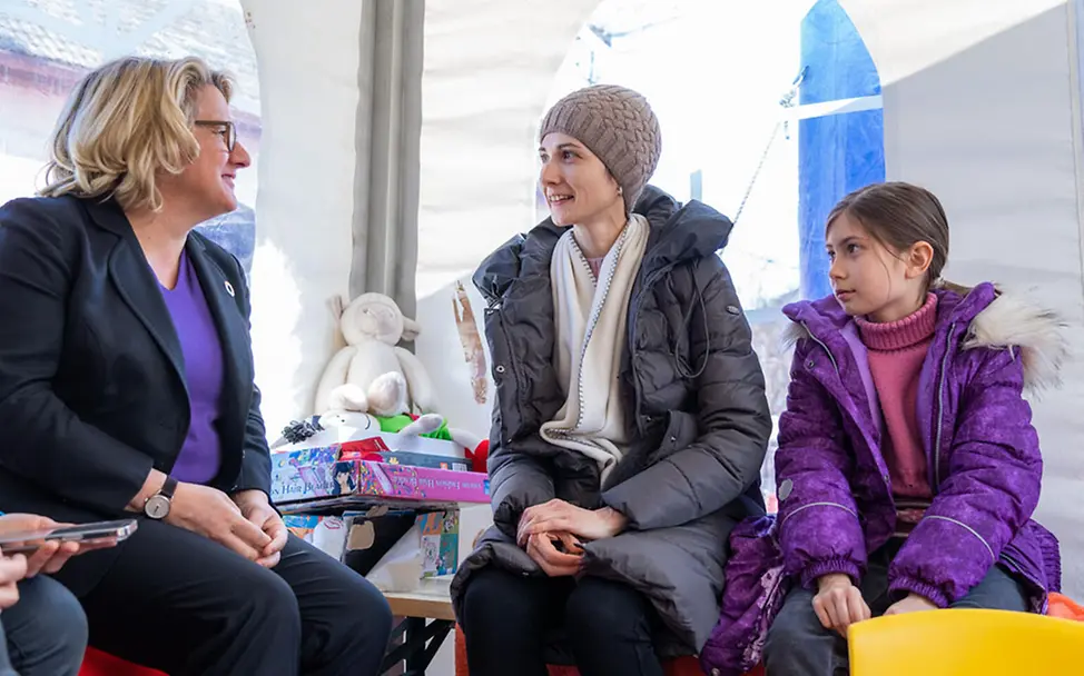 Krieg in der Ukraine: Ministerin für Entwicklung Svenja Schulze spricht mit Geflüchteten in Rumänien | © UNICEF/Nicodim Krieg in der Ukraine: Ministerin für Entwicklung Svenja Schulze spricht mit Geflüchteten in Rumänien