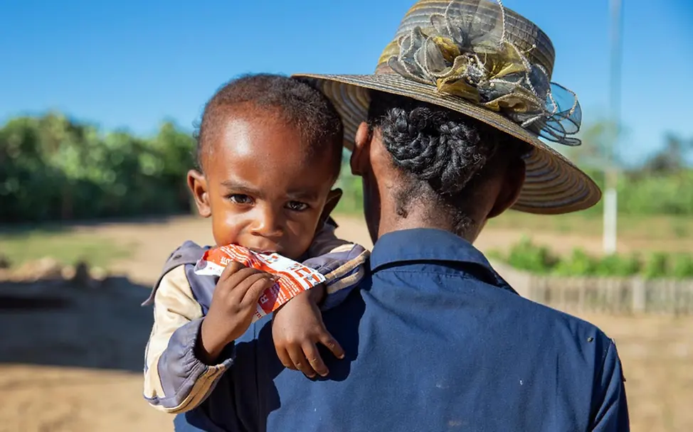 Gegen seine Mangelernährung erhält dieser Junge stärkende Erdnusspaste. | © UNICEF/Ralaivita Hunger in der Welt: Ein Junge in Madagaskar isst Erdnusspaste gegen Unterernährung.