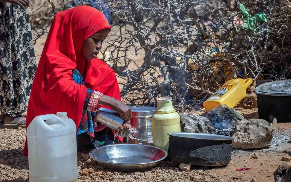Dank UNICEF haben Menschen am Horn von Afrika sauberes Wasser. | © UNICEF/UN0635406 Hunger in der Welt: UNICEF baut tiefe Bohrlöcher, damit Kinder wie dieses Mädchen in Somalia Wasser haben.