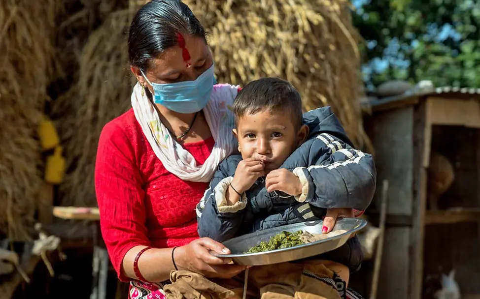 In vielen Ländern Südasiens haben Kinder nicht genug zu essen. | © UNICEF/Upadhayay Hunger in der Welt: Eine Mutter in Nepal hat für ihren Sohn gekocht.
