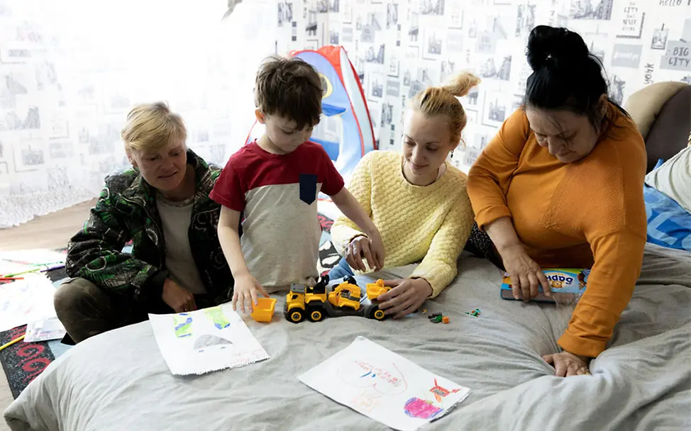 Ukraine-Krieg: Arthur aus Mariupol spielt mit seiner Mutter und seinen Großmüttern | © UNICEF/Bundzilo Ukraine-Krieg: Arthur aus Mariupol spielt mit seiner Mutter und seinen Großmüttern
