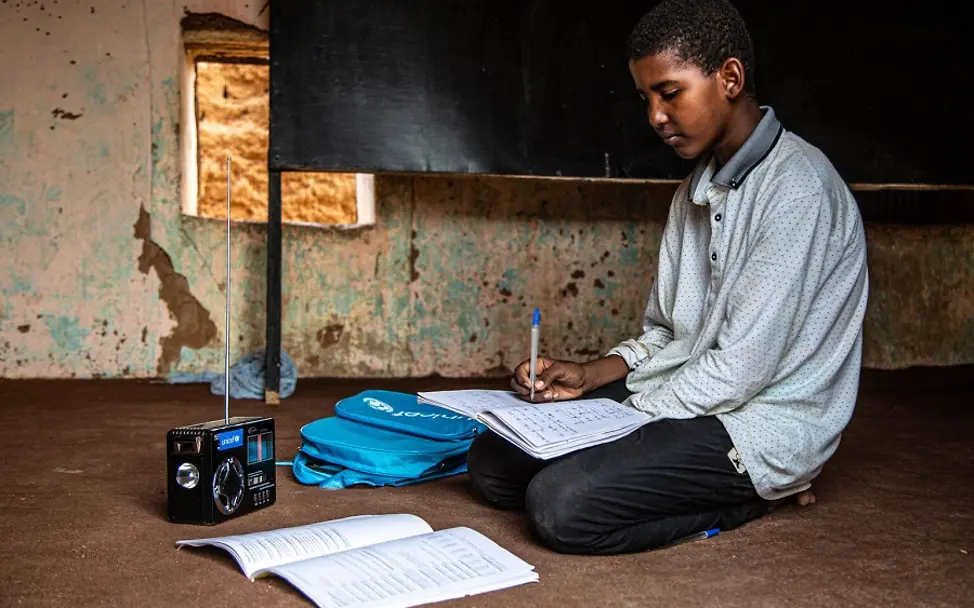 UNICEF: Lernen in der Schule | © UNICEF/Pouget Mauretanien: Junge hört dem Unterricht über das Radio zu.