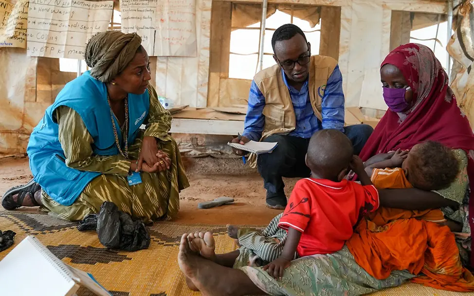 Rania Dagash trifft sich mit einer Mutter und ihren unterernährten Zwillingen im Gesundheitszentrum in Dollow