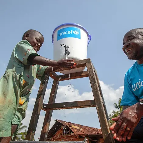 Humanitäre Hilfe | © UNICEF/Naftalin Humanitäre Hilfe Uganda: Ein Junge wäscht sich seine Hände unter Wassertank.