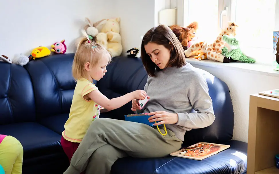 Ukraine Krieg: Eine Frau liest einem Mädchen vor | © UNICEF/Maizhara Ukraine Krieg: Eine Frau liest einem Mädchen vor
