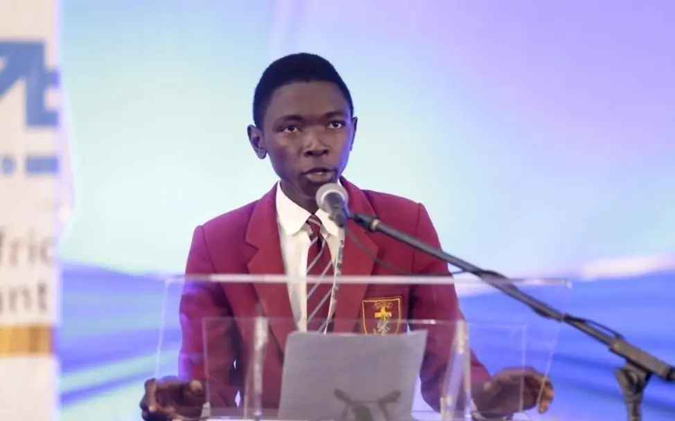 Junge Menschen für mehr Klimaschutz | © UNICEF/UN0509257 Klimaaktivist Nkosi aus Simbabwe spricht am Mikrofon.