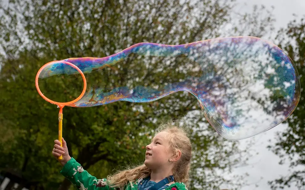Mädchen mit Seifenblasen | © UNICEF/Unruh Fakten über Mädchen zum jährlichen Weltmädchentag