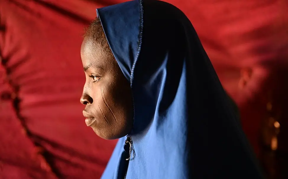 Die gehörlose Mada, 16, in Niger wurde entführt und geschlagen | © UNICEF/Dejongh Fakten über Mädchen: Mädchen erleben Gewalt und sind bis heute nicht gleichberechtigt.