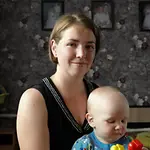 UNICEF | Hilfe für Kinder in der Ukraine | © UNICEF/Boiko UNICEF | Hilfe für Kinder in der Ukraine: Eine Mutter aus der Ukraine mit ihrem jüngsten Sohn auf dem Schoß.