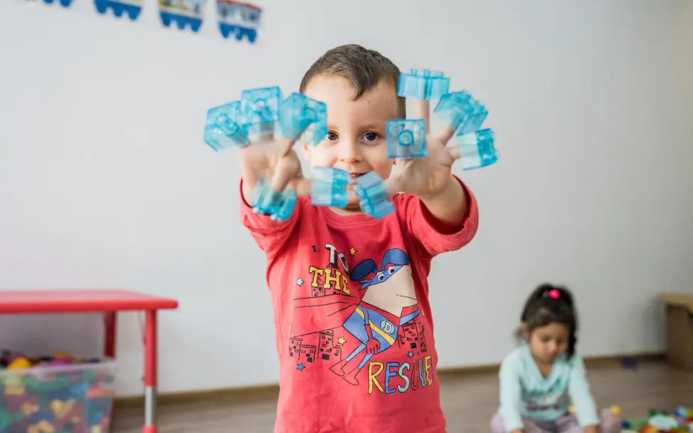 Junge in Rumänien spielt mit Lego-Steinen | © UNICEF/Moldovan Fakten über Jungs: Jungen haben kürzere Lebenserwartung