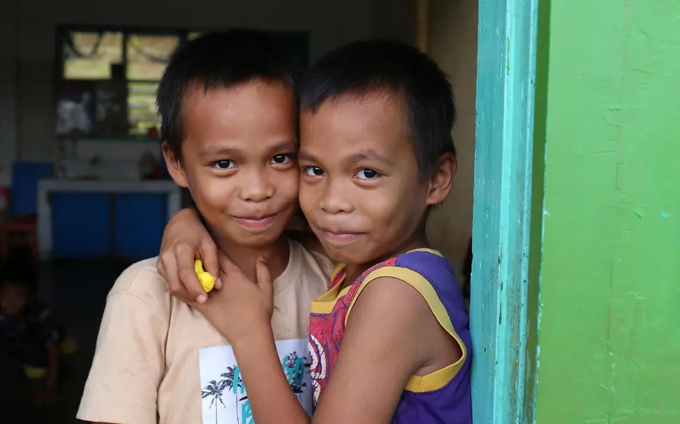 Brüder in den Philippinen | © UNICEF/Quioque Fakten über Jungs: Mehr Jungen bei Flucht und Migration