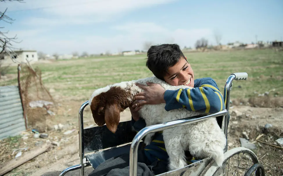 Kriegsversehrter Junge in Syrien streichelt Ziege | © UNICEF/Belal Fakten über Jungs: Jungen sind öfter psychisch krank