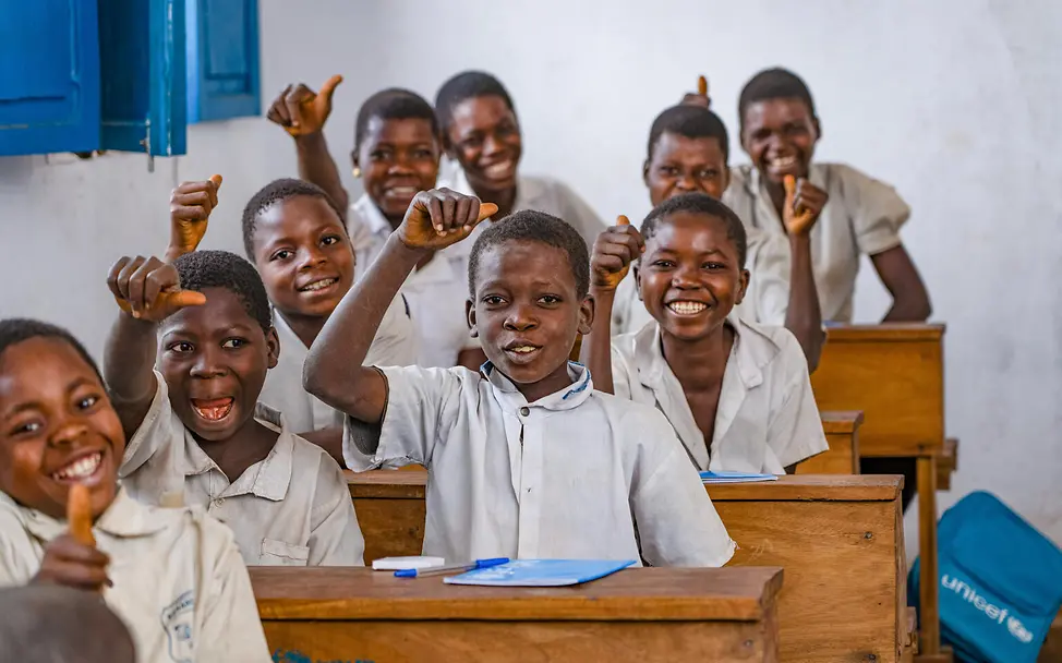 Kinder in Klassenraum in der DR Kongo | © UNICEF/Mulala Fakten über Jungs: Viele Jungen gehen nicht zur Schule