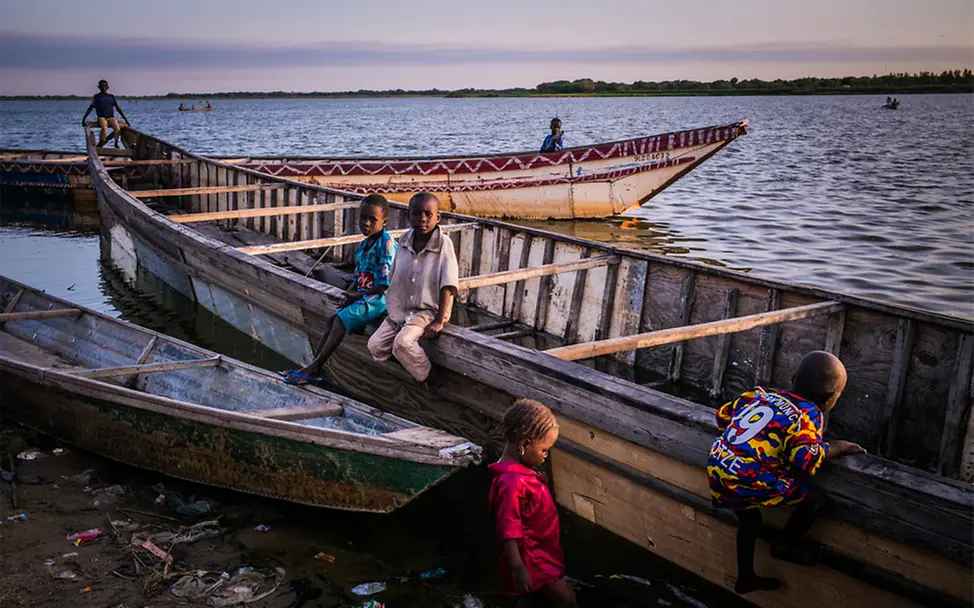 Kinder aus Tschad sitzen auf einem Boot. | © UNICEF/Tremeau klimawandel folgen kinder: Kinder aus Tschad sitzen auf einem Boot.