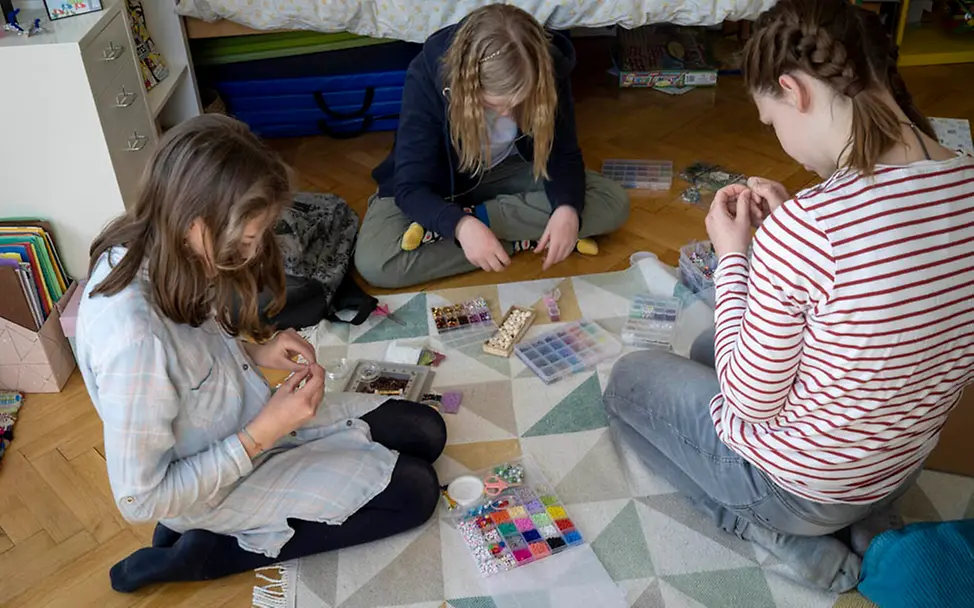 Menschen aus der Ukraine helfen: Aktion Perlen für den Frieden | © UNICEF/Unruh Menschen aus der Ukraine helfen: Aktion Perlen für den Frieden | © UNICEF/Unruh