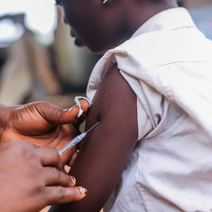 sichere Impfungen gegen Masern schützt Kinder vor dieser gefährlichen Krankheit. ein Kind bekommt über eine Spritze in den Arm eine Impfung verabreicht, die es vor Masern schützt.