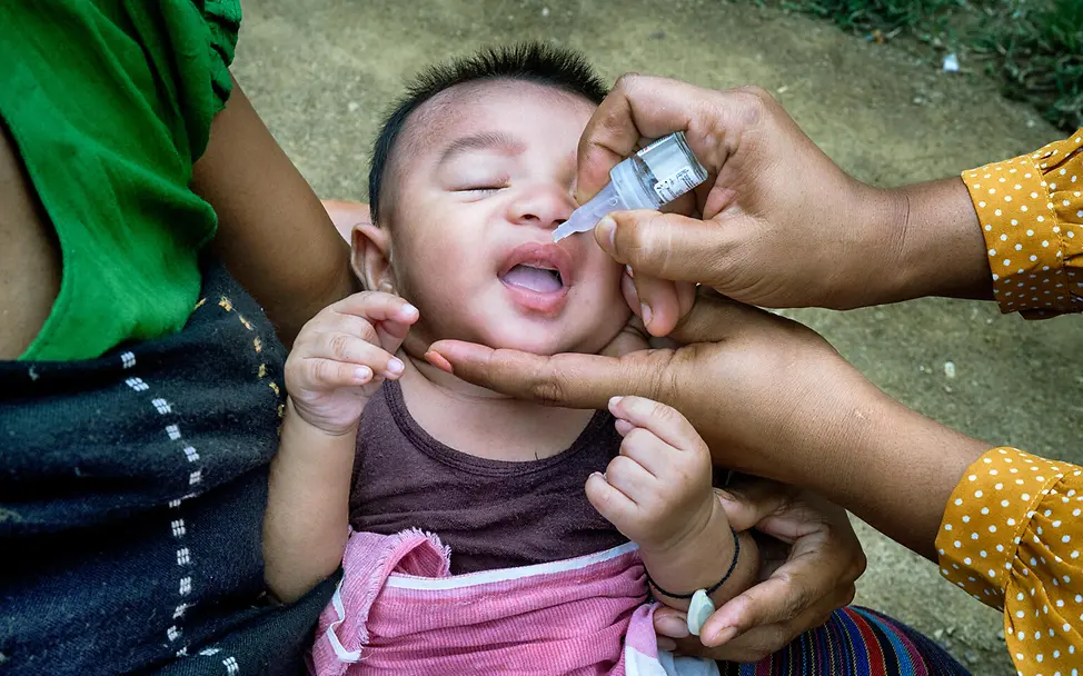 Die Impfung gegen Pneumokokken sollte drei Mal erfolgen. | © UNICEF/Monir Lungenentzündung Kind: Kolpona bringt ihren 2 Monate alten Sohn Bidhan zur Impfung gegen Lungenentzündung.