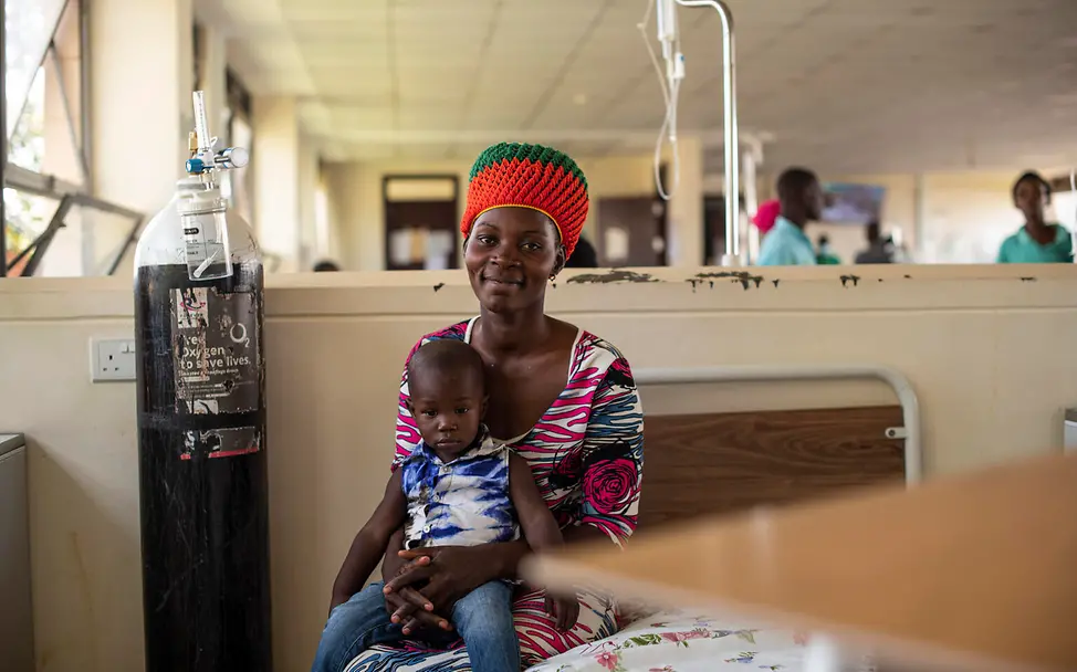Shadrack wurde nach einer Lungenentzündung mit Antibiotika und Sauerstoff behandelt. | © UNICEF/UN0730084/Abdu Lungenentzündung Kind: Shadrack wurde nach einer Lungenentzündung mit Antibiotika und Sauerstoff behandelt.