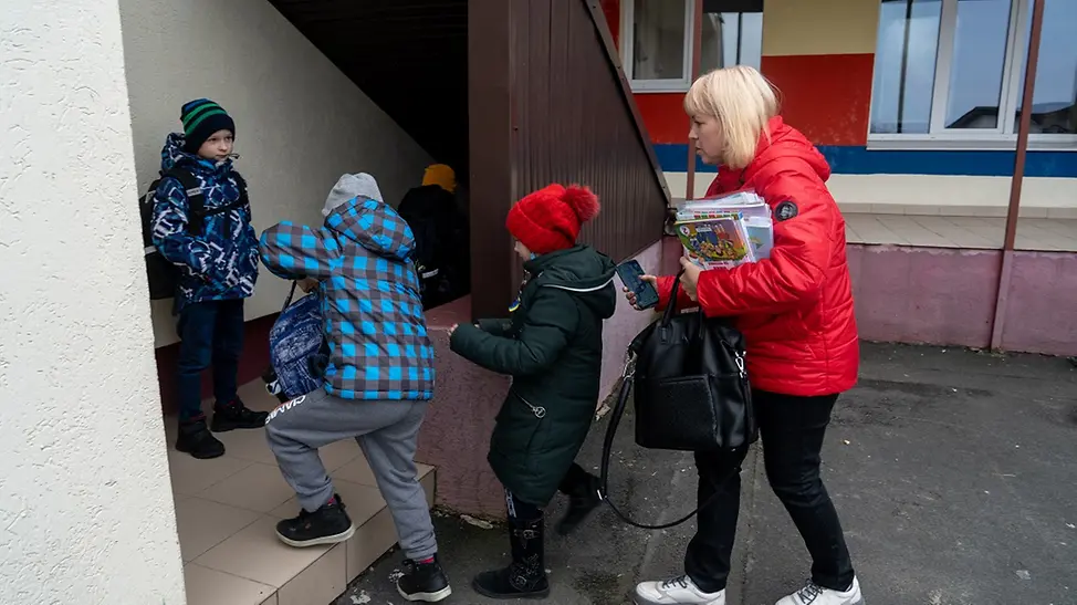 Winter in der Ukraine: UNICEF hält Kindergarten warm | © UNICEF/Filippov Winter in der Ukraine: Kinder auf dem Weg in den Schutzraum im Keller des Kindergartens.