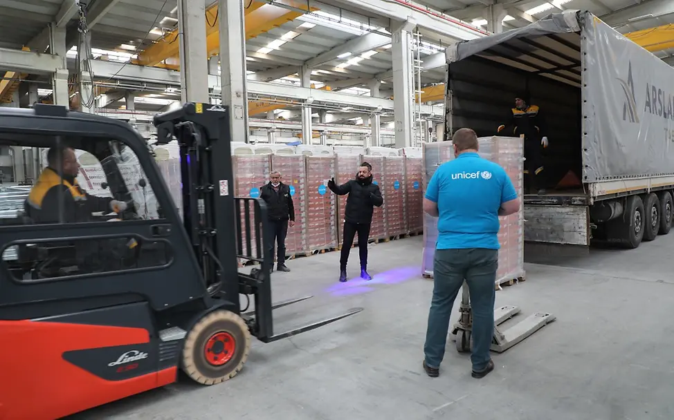 Erdbeben in der Türkei: So hilft UNICEF | © UNICEF/Ergen Erdbeben in der Türkei: Hilfsgüter in einem Warenlager.