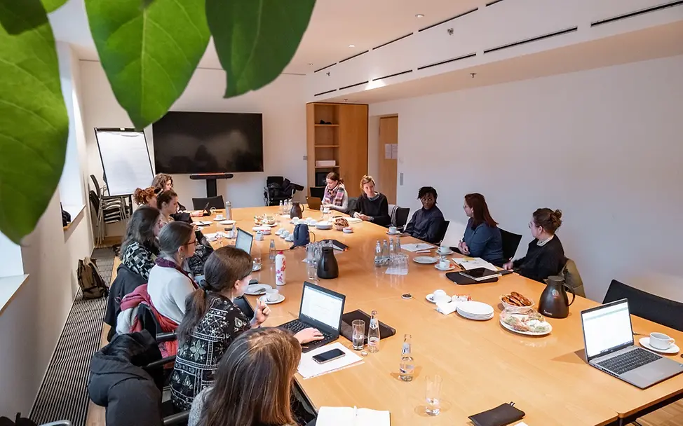 Junge Menschen für mehr Klimaschutz | ©Alex Volk/UNICEF Klimaschutzaktivistin Vanessa Nakate im deutschen Bundestag in Berlin.