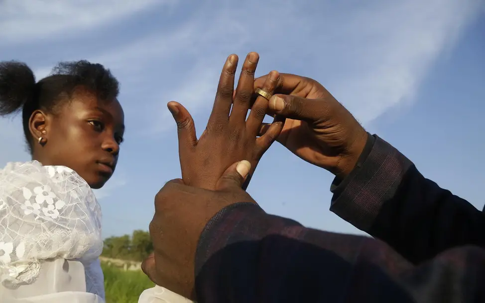Einem Mädchen im Südsudan wird ein Ehering angesteckt UNICEF Kampagne gegen Kinderehen