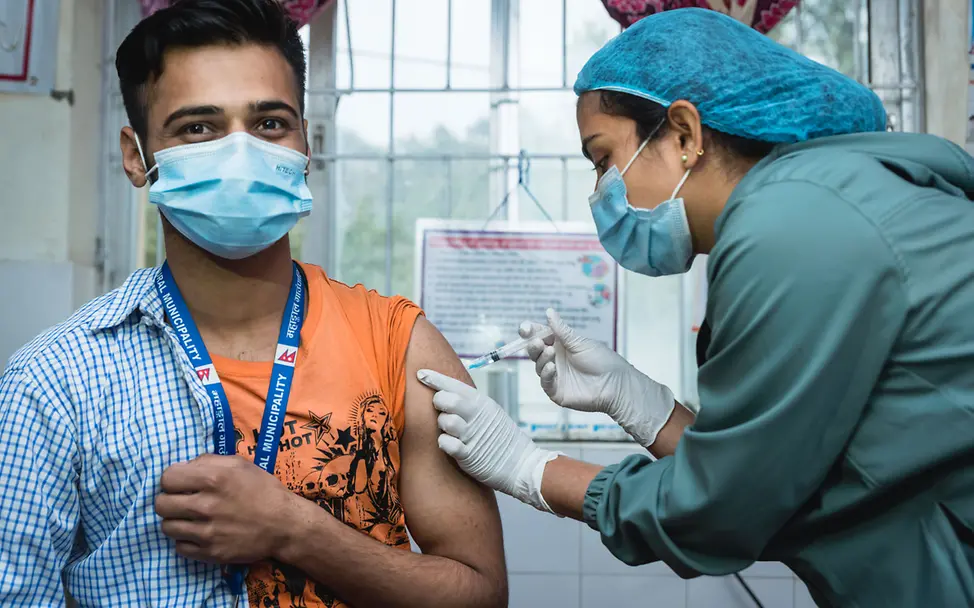 Ein Mann in Indien lässt sich gegen Covid-19 impfen. | © UNICEF/Upadhayay Globale Impfinitiative COVAX: UNICEF hat die weltweiten COVID-19-Impfungen unterstützt.