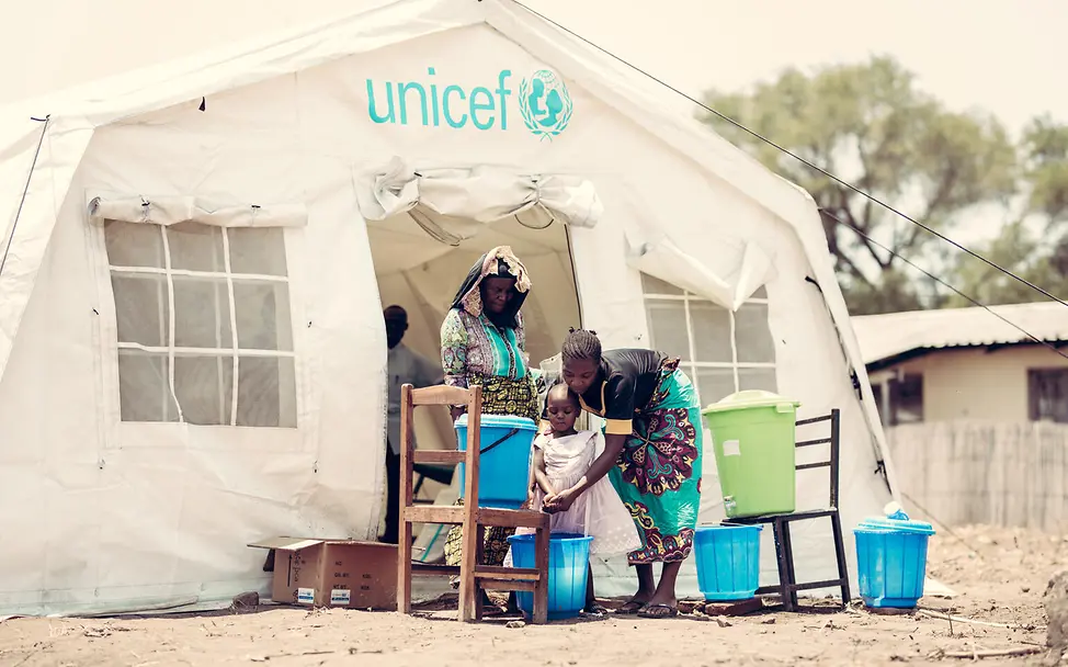 Händewaschen ist eine wichtige Maßnahme im Kampf gegen Choleraausbrüche. | © UNICEF/UN0711213 Ein Zelt in Malawi stellt Wasser und Seife zum Händewaschen bereit zur Vorbeugung von Cholera