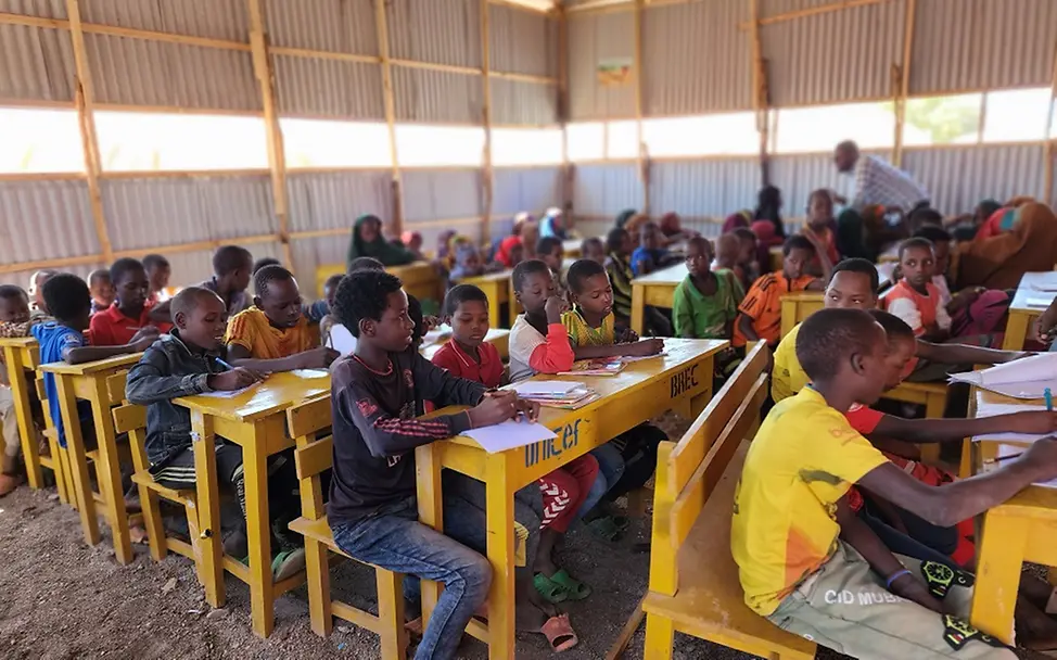 Wie Kinder trotz Klimakrise weiterlernen I UNICEF Somalia/Mumin Somalia: Kinder sitzen in einem Klassenraum im Lernzentrum.