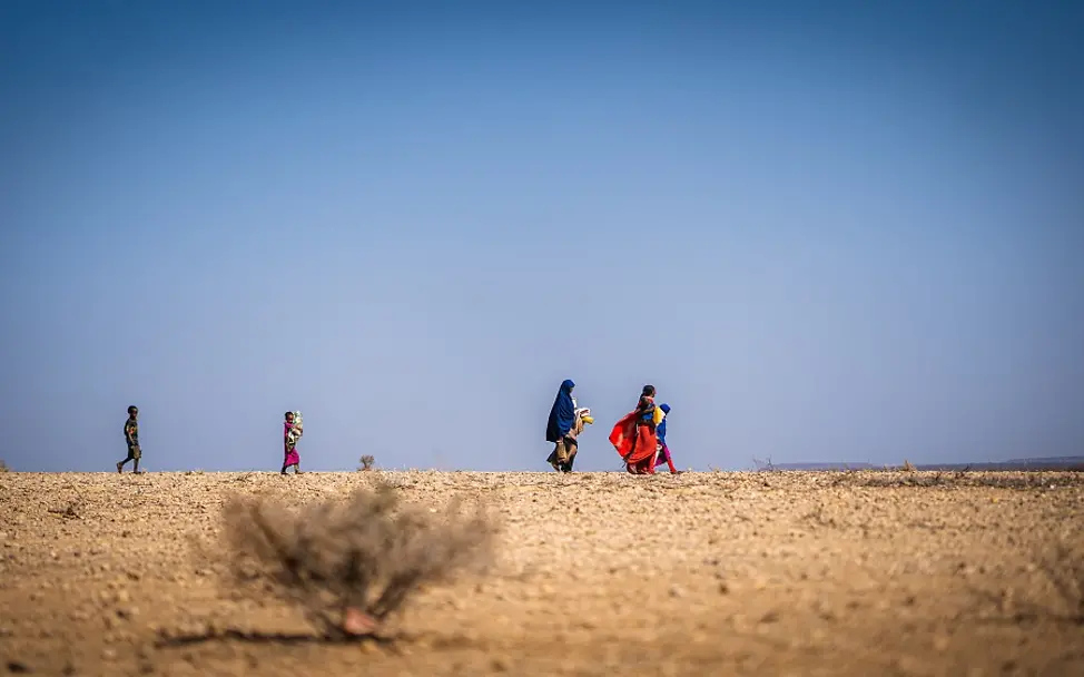 Dürre am Horn von Afrika I UNICEF/UN0631304/ Äthiopien: Menschen laufen über trockenes Land.