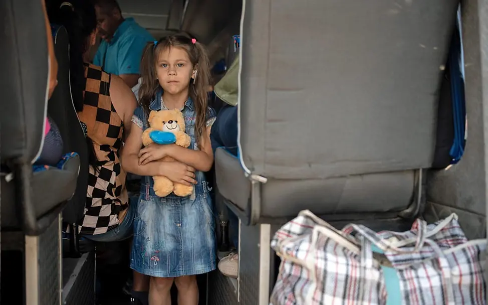 Anya wurde mit ihrer Familie evakuiert. Die Familie hat ihr Haus verloren. | © UNICEF/Filippov Zerstörung des Staudamms in Cherson: Anya wurde vor den Wassermassen gerettet und evakuiert.