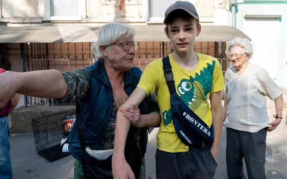 Mykyta kletterte aus einem Fenster, um ein Rettungsboot zu erreichen. | © UNICEF/Filippov Cherson: Kinder wie Mykyta wurden nach der Zerstörung des Staudamms evakuiert.