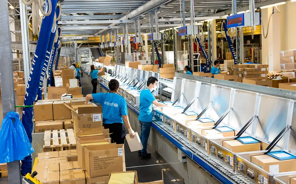 Ukraine-Krieg: Wir helfen den Zugang zu Bildung aufrecht zu erhalten. | © UNICEF/Asamoah Bildungspakte werden für Kinder in der Ukraine gepackt, die dringend Hilfsgüter benötigen.