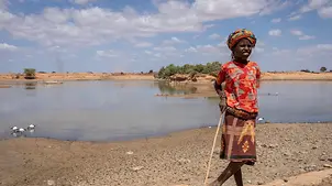Dürre bedroht Kinder weltweit. | © UNICEF/Ayene Dürre: Junge in Äthiopien bewacht Vieh an Wasserstelle.